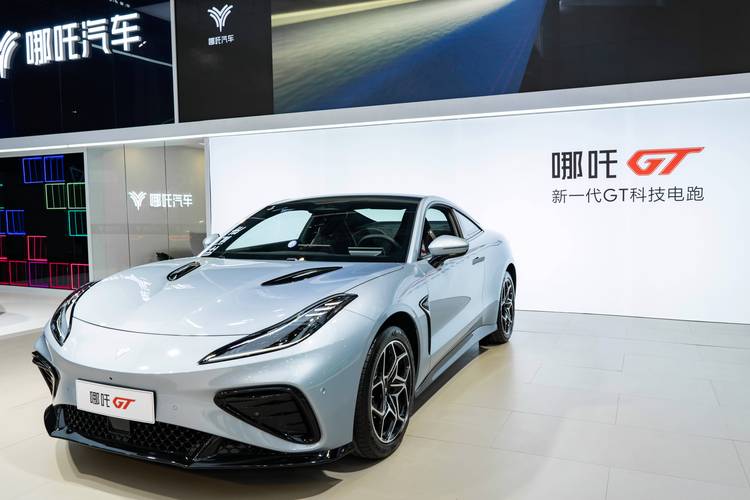 佛山83哪吒汽车在智能汽车领域的表现，领途汽车在新能源汽车市场中的影响力